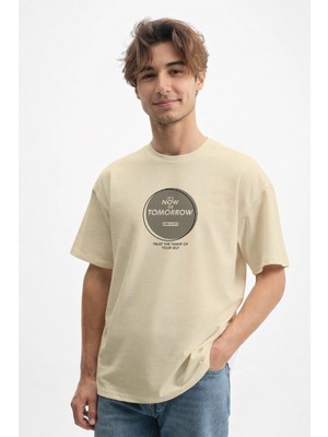 Caddekombin Erkek Zamanın Ruhu: Now Or Tomorrow Yazılı Bej T-Shirt