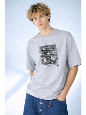 Caddekombin Erkek Let Your Dreams Set Sail Baskılı Yelkenli Desenli Gri T-Shirt