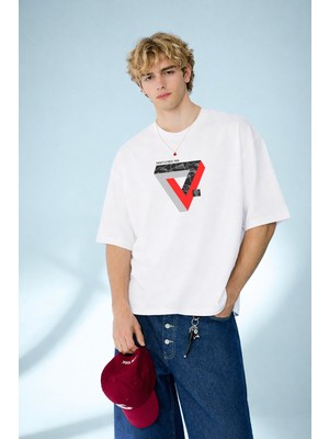 Caddekombin Erkek Trinity & Force Baskılı Geometrik Üçgen Tasarım Beyaz T-Shirt