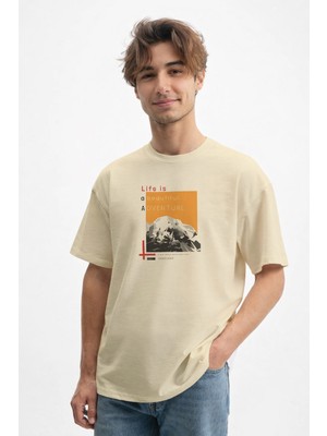 Caddekombin Erkek Özgür Ruh Dağ Silüeti Baskılı Bisiklet Yaka Bej T-Shirt