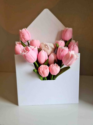 Dust Candle Studio Koleksiyon Mum – Zarf Içinde Çiçek Tasarımlı El Yapımı Soya Mumu