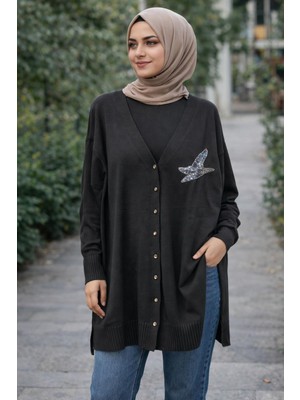Moda Kadın Gri Anka Kuşu Taş Detaylı Düğmeli Hırka – Şık ve Zarif Model