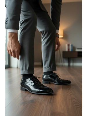 Enoch Erkek Hakiki Deri Siyah Klasik Ayakkabı Parlak Rugan Saya ve Çizgisel Doku Detaylı Bağcıklı Model