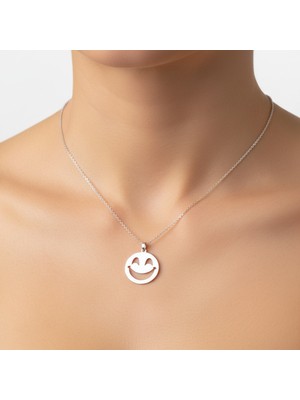 PremiumPort 925 Ayar Gümüş Gülen Yüz Kolye, Zarif ve Şık Takı Tasarımı