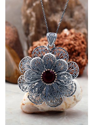 PremiumPort El Işlemeli Kök Yakut Taşlı Zarif Kolye, Şık ve Özgün Tasarım