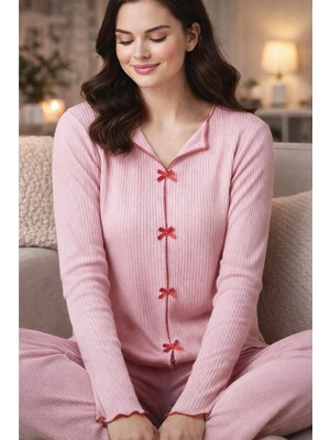 Rukod Fiyonk Detaylı Pembe Fırfırlı V Yaka Kadın Pijama Takımı – Nefes Alan Pamuk Kumaş, Ev Giyim Konforu