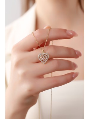PremiumPort Şık Kalpli Gümüş Kolye, 925 Ayar Baget Taş, Zarif Takı, Kadın Için