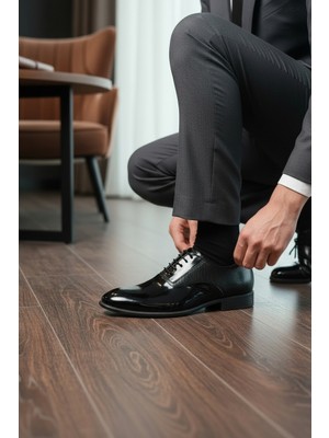 Enoch Erkek Hakiki Deri Klasik Ayakkabı Parlak Rugan Saya ve Mikro Perfore Detaylı Bağcıklı Model