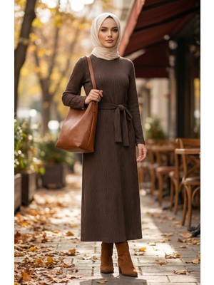 Şerit Desenli Kuşaklı Tesettür Elbise 2222A-01 Kahverengi