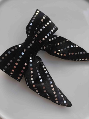 Makmery Siyah Üzeri Pul Detaylı Fiyonk Kadife Toka