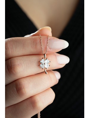 PremiumPort 925 Ayar Gümüş Yonca Yaprağı Taşlı Kolye, Şık ve Zarif Tasarım