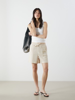 Lc Waikiki Yeni Sezon Beli Lastikli Dokulu Müslin Kadın Şort