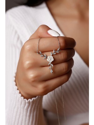 PremiumPort 925 Ayar Gümüş Manolya Çiçeği ve Sarmaşık Kolye, Şık ve Zarif Tasarım