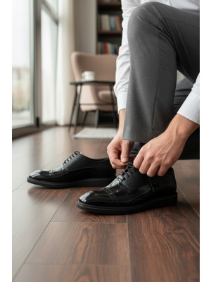 Enoch Erkek Siyah Hakiki Deri Klasik Ayakkabı Parlak Saya ve Mikro Dokulu Panelli Comfort Tabanlı Bağcıklı Model