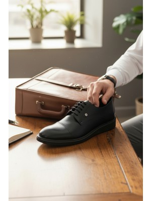 Enoch Erkek Siyah Hakiki Deri Klasik Ayakkabı Pürüzsüz Saya ve Minimal Metal Logolu Comfort Tabanlı Bağcıklı Model