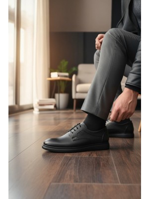 Enoch Erkek Siyah Hakiki Deri Klasik Ayakkabı Mikro Dokulu Yan Panelli ve Esnek Comfort Tabanlı Bağcıklı Model
