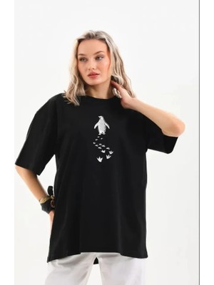 Queene Dreams Nihilist Penguen Temalı Oversize Bisiklet Yaka Tişört - Siyah