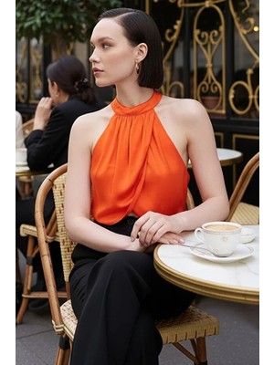 Yumuşak Saten Yaprak Model Sırt Açık Kokteyl Kombin Krop Bluz