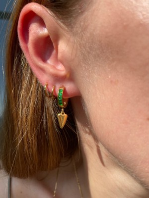 PremiumPort Zümrüt Zirkon Işlemeli Kalp Detaylı Gold Çelik Halka Küpe