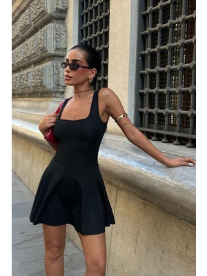 Les Séduisantes C.A. Kare Yaka Dalgıç Kumaş Şortlu Içte Cep Detaylı Trend Kısa Elbise