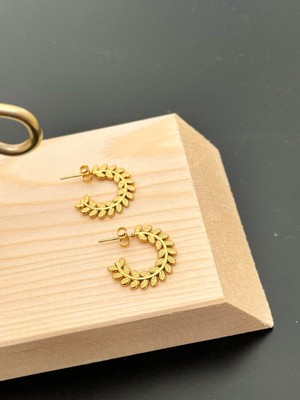 PremiumPort Kadın Yaprak Desenli Gold Bükümlü Küpe, Şık Takı Seçeneği