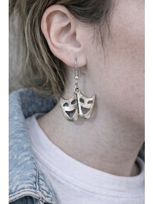 Herşey Nota Twin Mask – Çift Maske Figürlü Gümüş Renk Küpe