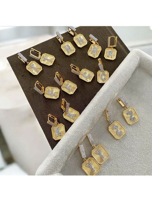 PremiumPort Parlak Taşlı T Harfi Takı, Şık ve Zarif Aksesuar Modası