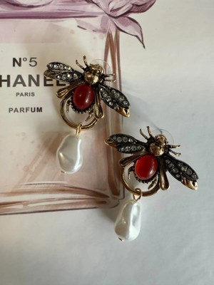 PremiumPort Kırmızı Inci Sallantılı Zarif Arı Model Küpe, Şık ve Işıltılı Tasarım