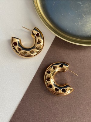 PremiumPort Tombul Kalp Detaylı Gold Renk Yarım Halka Küpe, Şık ve Zarif Tasarım