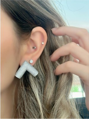 PremiumPort Parlak Zirkon Taşlı V Küpe Çelik ve Gümüş Detaylı Şık Takı