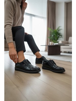 Enoch Erkek Siyah Hakiki Deri Klasik Ayakkabı Rugan Burun Detaylı ve Mikro Dokulu Panelli Comfort Tabanlı Model