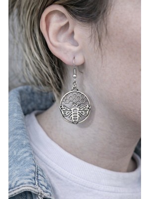 Herşey Nota Honey Bee – Petek Desenli Arı Figürlü Gümüş Renk Küpe