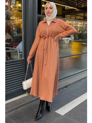 Tesettür Diyarı Fitilli Örme Kumaş Fermuar Detaylı Tesettür Elbise-Camel
