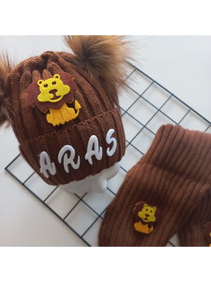 BALBÖCEĞİKİDS Bebek Erkek Çocuk İsimli Kişiye Özel Kahverengi Aslan Ponponlu Atkı Bere Takımı
