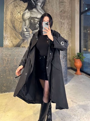 Rolay Kolları Halka Detaylı Kapüşonlu Önü Cepli Belden Ayarlanabilir Salaş Kesim Trençkot Siyah