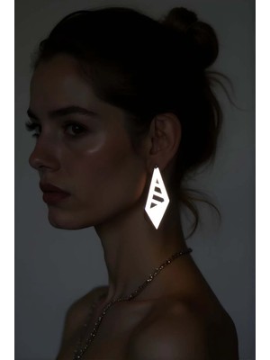 Marsilyan Beyaz Reflektörlü Prizma Küpe, Şık Lazer Kesim Küpe - APBJ011