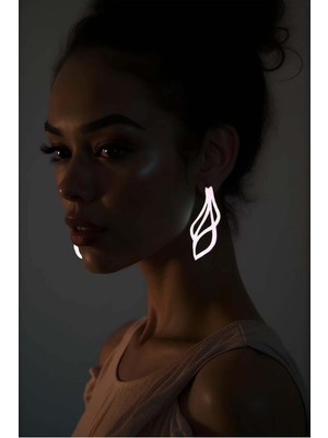 Marsilyan Beyaz Reflektörlü Sallantılı Küpe, Şık Lazer Kesim Küpe - APBJ001