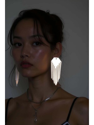 Marsilyan Beyaz Reflektörlü Püsküllü Küpe, Şık Lazer Kesim Küpe - APBJ016