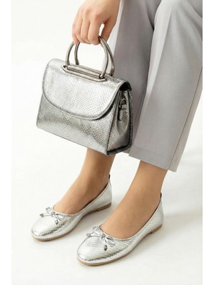 Moda Ayra Fiyonk Detaylı Rugan Günlük Kadın Babet ve Ev Ayakkabısı