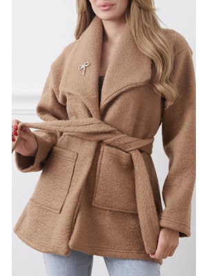 Latal Broş Detaylı Çift Cepli Kuşaklı Buklet Ceket