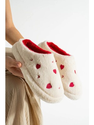 Moda Ayra Kalp Desenli Peluş Içi Tüylü Kaydırmaz Taban Rahat Pofuduk Çeyiz Bohça Misafir Kadın Ev Terliği