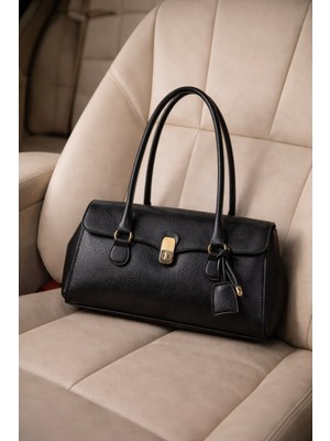 Adelina Bags Kadın Siyah Kilit Kapamalı Charm Detaylı El Kol ve Omuz Çantası