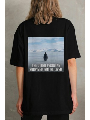 Alfanora Kadın Oversize Tişört - Sırt Baskılı "survivor Penguin" Temalı, Felsefi Yazılı Bisiklet Yaka Tişört - Siyah