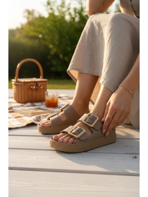 Akınalbella Kadın Çift Bantlı Gold Toka Detaylı Hasır Görünümlü Yüksek Taban Yazlık Terlik