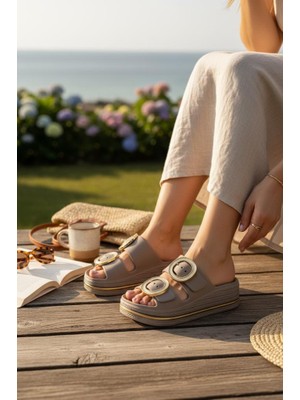 Akınalbella Kadın Siyah Yuvarlak Tokalı Platform Terlik - Gold Şerit Detaylı Taban