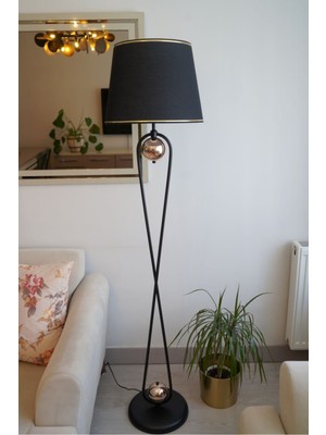 Normadia Modern Siyah Gold Detaylı Ayaklı Abajur, Şık ve Zarif Tasarım