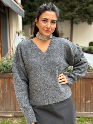 Kadın Gri V Yaka Yumuşak Düşük Omuz Kalın Kazak