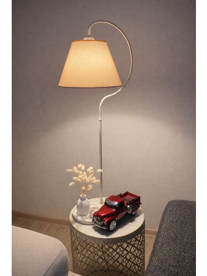 Normadia Elips Sarı Patine Metal Gövde Sehpalı Lambader, Krem Kumaş Şapka, Salon Aydınlatması