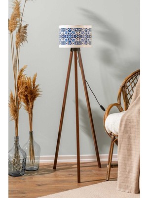 Normadia Mavi Çini Silindir Lambader, Ahşap Üç Ayaklı, Şık ve Modern Aydınlatma