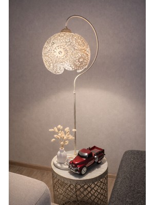 Normadia Şehpa ve Metal Detaylı Sarı Krem Lambader, Duvara Yansıyan Desenli Tasarım